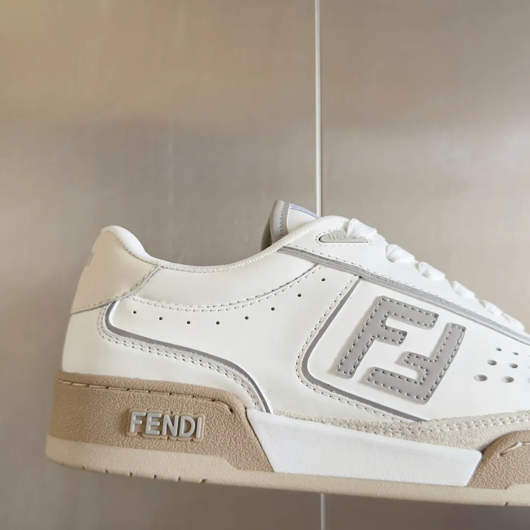 Top version: Couple model, leather cover 720💰 Fendi Fendi match series, couple model, film, casual sports shoes, sneakers, original purchase, development and production of these FENDI Match lace-up sports shoes. Small perforations accent the upper. Made of white leather with beige suede details. Matcha green leather FF applique. Rubber sole with FENDI lettering on the side. Comes with exquisite packaging at the counter 🛍📦 ▪️ Fabric: Original custom imported first-layer cowhide ▪️ Lining: Imported custom breathable mesh ▪️ Sole: Original molded TPU two-color combination sole ▪️ Sole thickness: 3CM ▪️ Size: Women's 35-41 / Men's 39-45